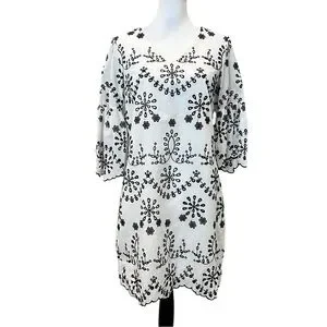Karen Kane | Dresses | Karen Kane Black White Embroidered Eyelet Vneck  Scallop Hem Shift Dress Xs Nwt | Poshmark